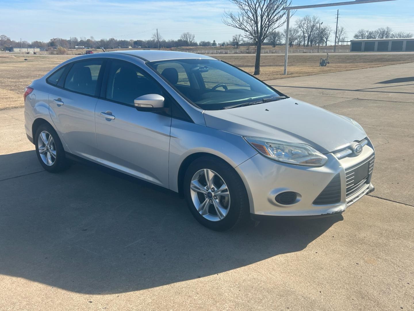 2013 Silver /Gray Ford Focus SEL FWD (1FADP3F2XDL) with an 2.4L engine, AUTOMATIC transmission, located at 17760 Hwy 62, Morris, OK, 74445, (918) 733-4887, 35.609104, -95.877060 - Photo#2